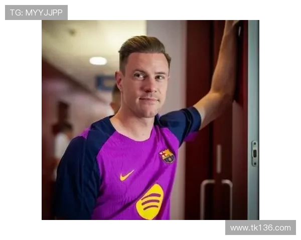 暖心,一名巴萨球迷穿着特尔施特根球衣在医院外守候他 暖心,一名巴萨球迷穿着特尔施特根球衣在医院外守候他